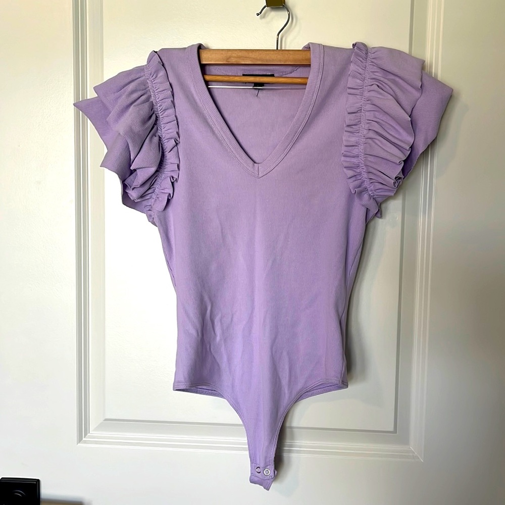 Lilac bodysuit with ruffled sleeves and snap buttons